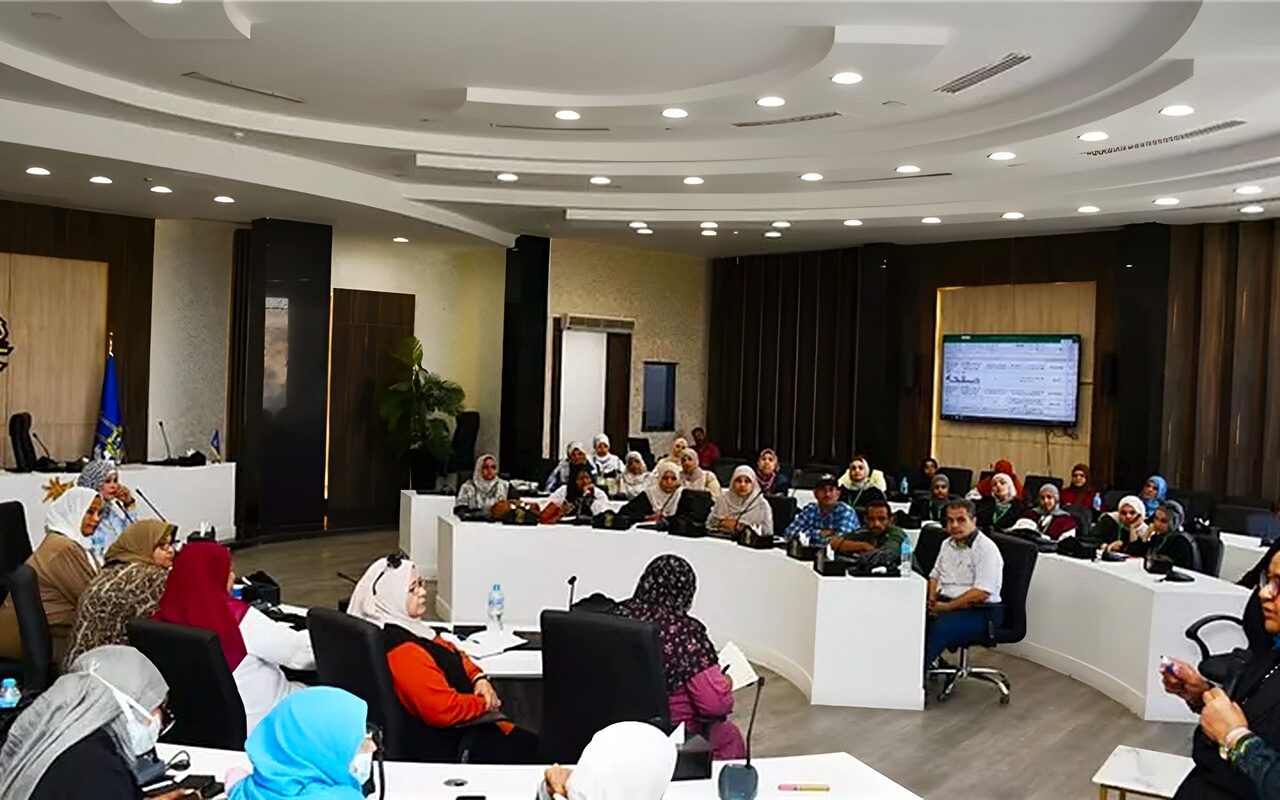 عمرو لاشين يتابع حوكمة البرنامج السكاني.. تحليل البيانات لتحديد أولويات التنمية بأسوان