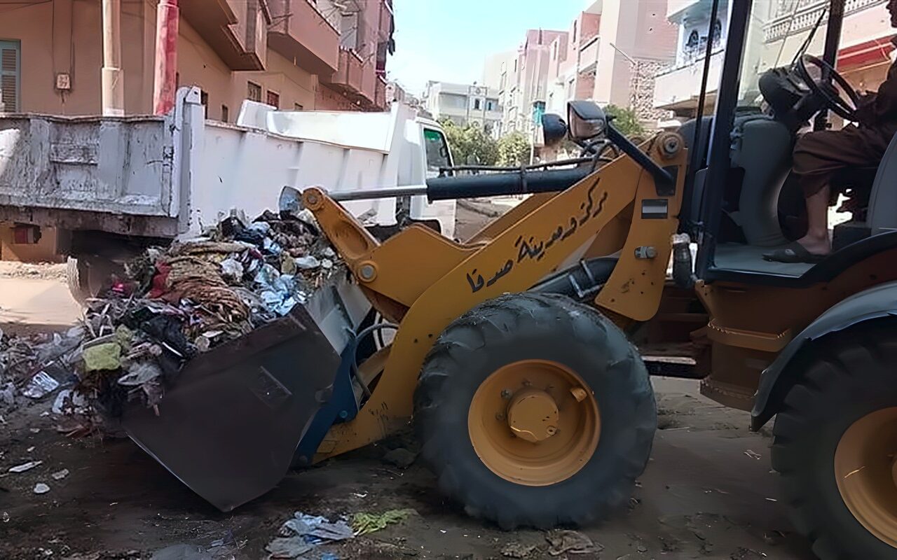رفع 94 طنا من المخلفات والأتربة خلال حملات نظافة مكثفة بأسيوط