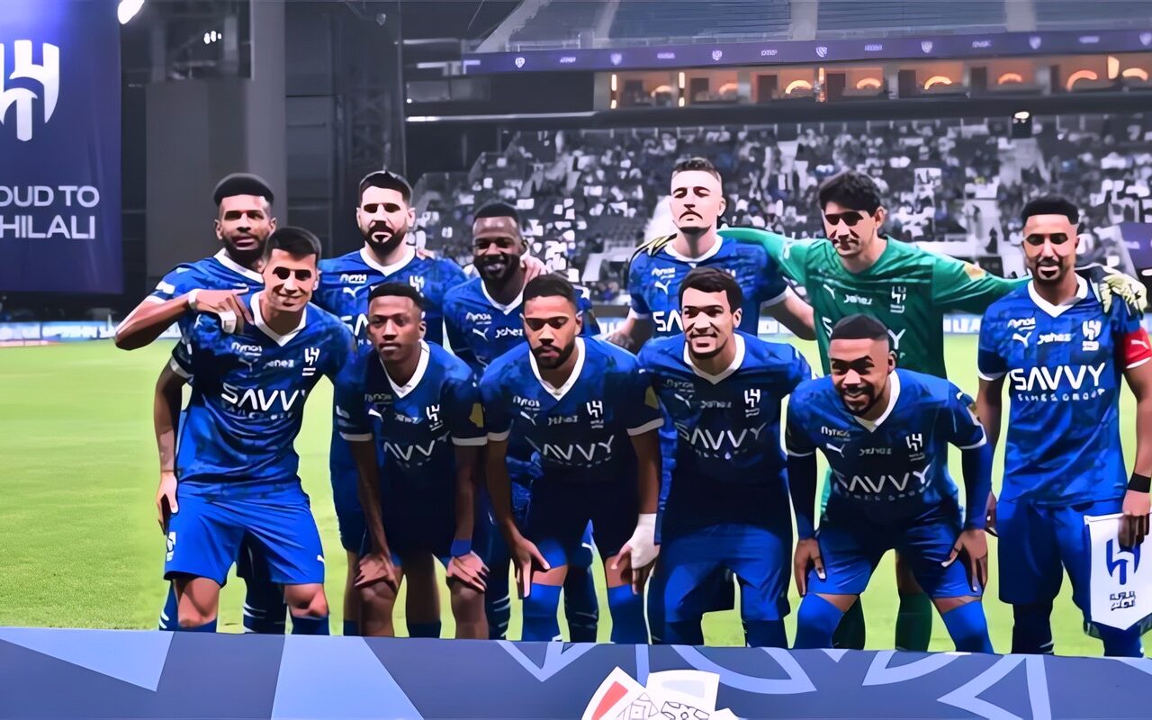واتكينز يقود تشكيل الهلال أمام القادسية في الدوري السعودي