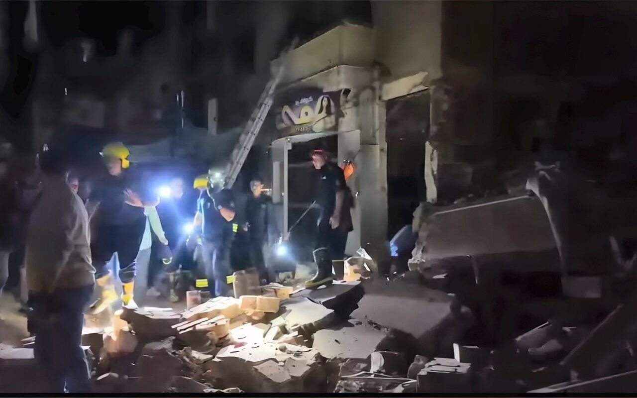 شاهد، لحظة انهيار عقار سكني مكون من 5 طوابق بطنطا