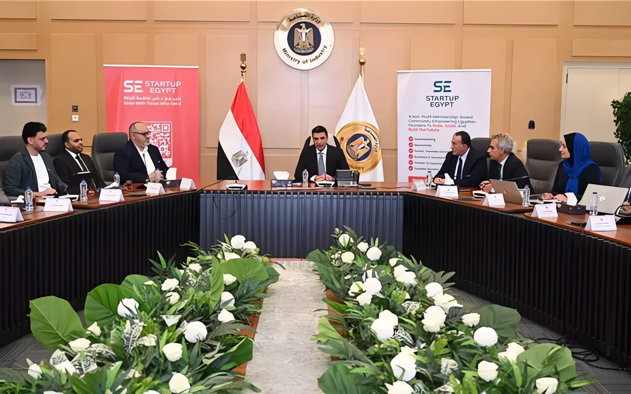 وزارة الصناعة تبحث مع «ستارت أب إيجيبت» و21 شركة آليات تمكين الصناعة المبتكرة ودمج الشركات الناشئة في سلاسل الإمداد