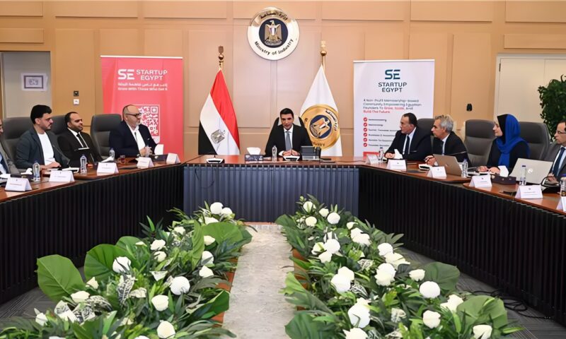 وزارة الصناعة تبحث مع «ستارت أب إيجيبت» و21 شركة آليات تمكين الصناعة المبتكرة ودمج الشركات الناشئة في سلاسل الإمداد