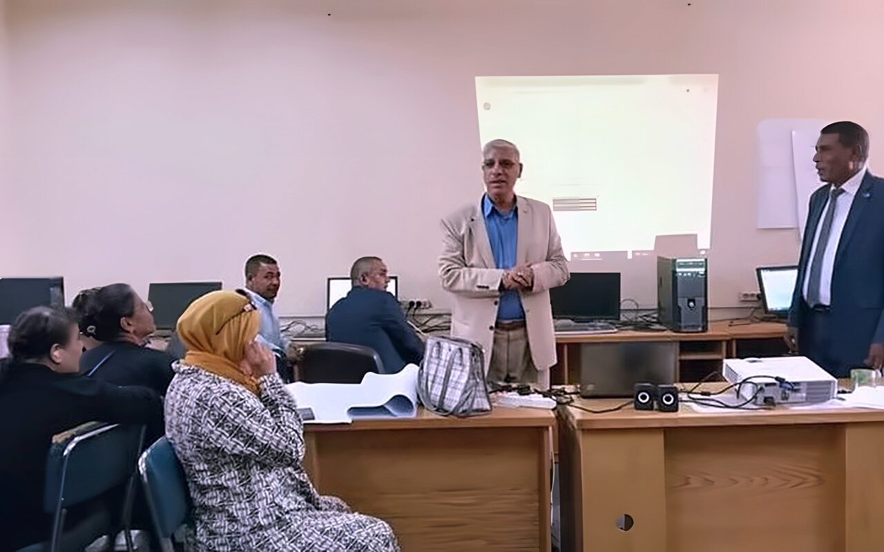 وكيل وزارة التعليم بقنا يتابع تدريب المعلمين على تطبيقات الذكاء الاصطناعي