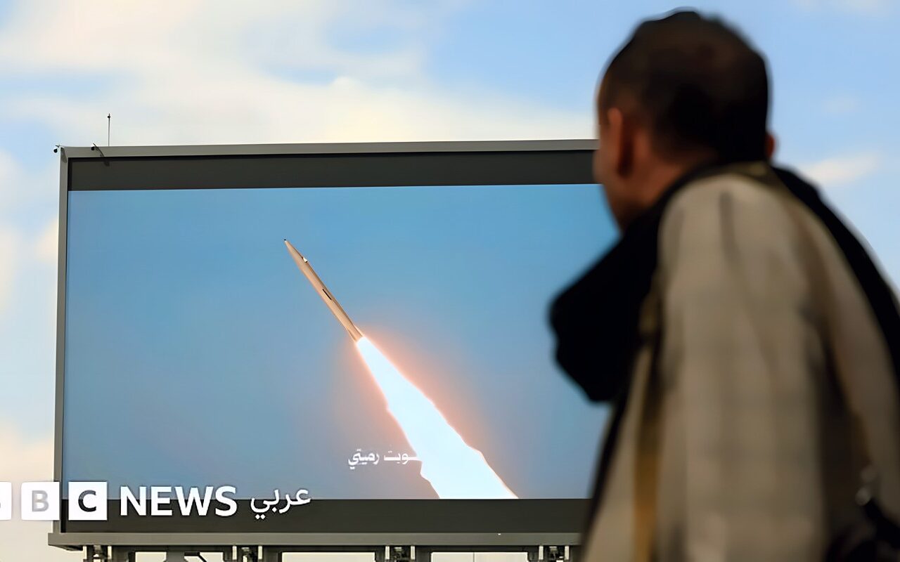 “التحالف” ينفذ عملية عسكرية في الحديدة لحماية الملاحة، وأنصار الله يؤكدون “إحكام قبضتهم” على مكتسباتهم