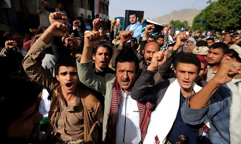 بتهم تصل للإعدام.. الحوثيون يحاكمون 8 من موظفي المنظمات الإغاثية