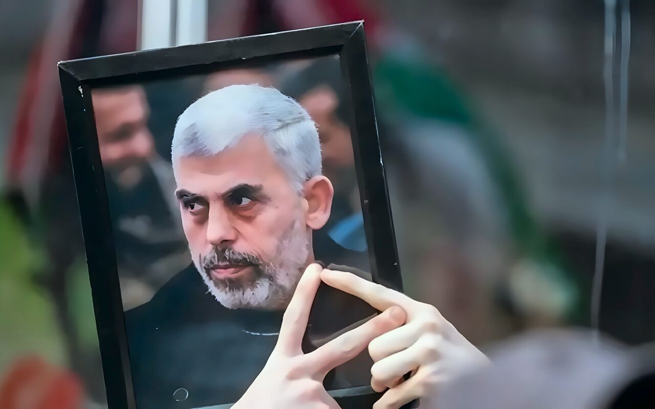 أسلحة وأغراض شخصية.. مقتنيات السنوار في صور خاصة للعربية
