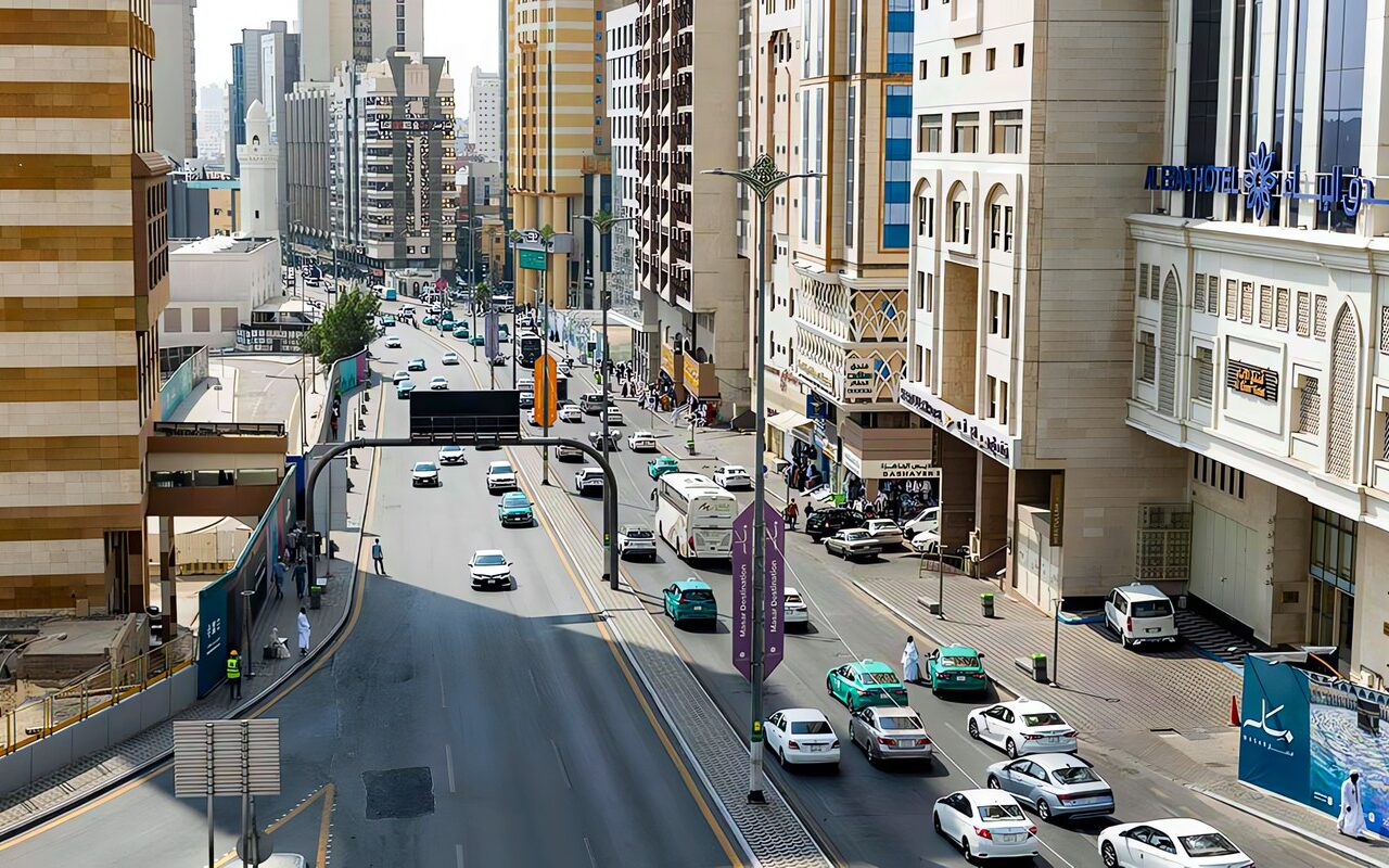 اليمن: تحذيرات حوثية للمطارات والمنشآت السعودية… خسائر في الأسواق وسجال حول المقدسات