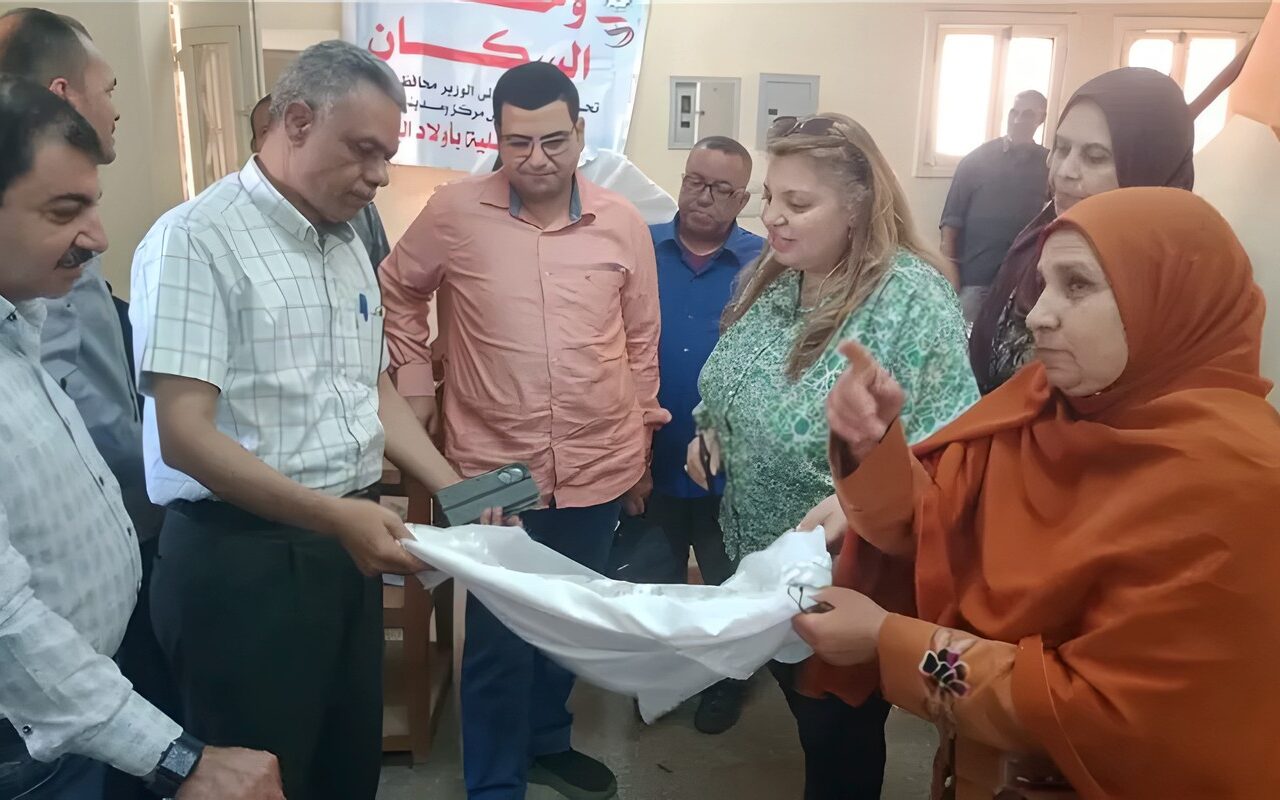 متابعة ميدانية لجهود دعم الحرف اليدوية بمشغل الفتيات بأسيوط