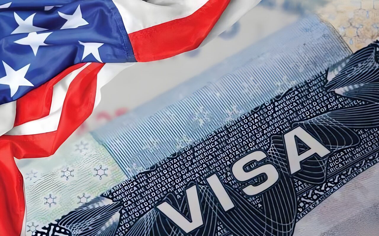 إدارة ترامب تقول إنها ألغت أكثر من 300 ألف تأشيرة