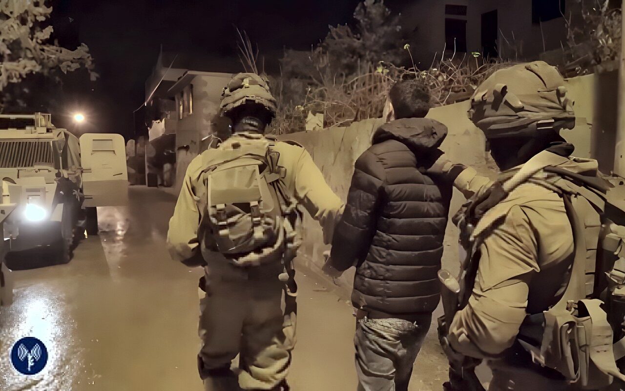الاحتلال يعتقل 15 فلسطينياً بالضفة بينهم أسرى محررون وأشقاء