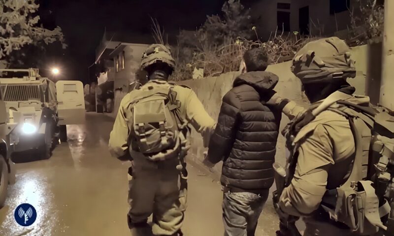 الاحتلال يعتقل 15 فلسطينياً بالضفة بينهم أسرى محررون وأشقاء