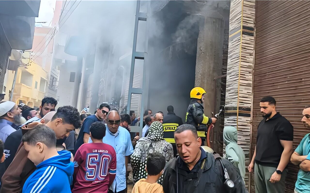 بـ4 سيارات إطفاء، الحماية المدنية تحاول السيطرة على حريق بمخزن أدوات كهربائية في طلخا