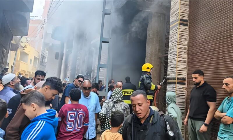 بـ4 سيارات إطفاء، الحماية المدنية تحاول السيطرة على حريق بمخزن أدوات كهربائية في طلخا