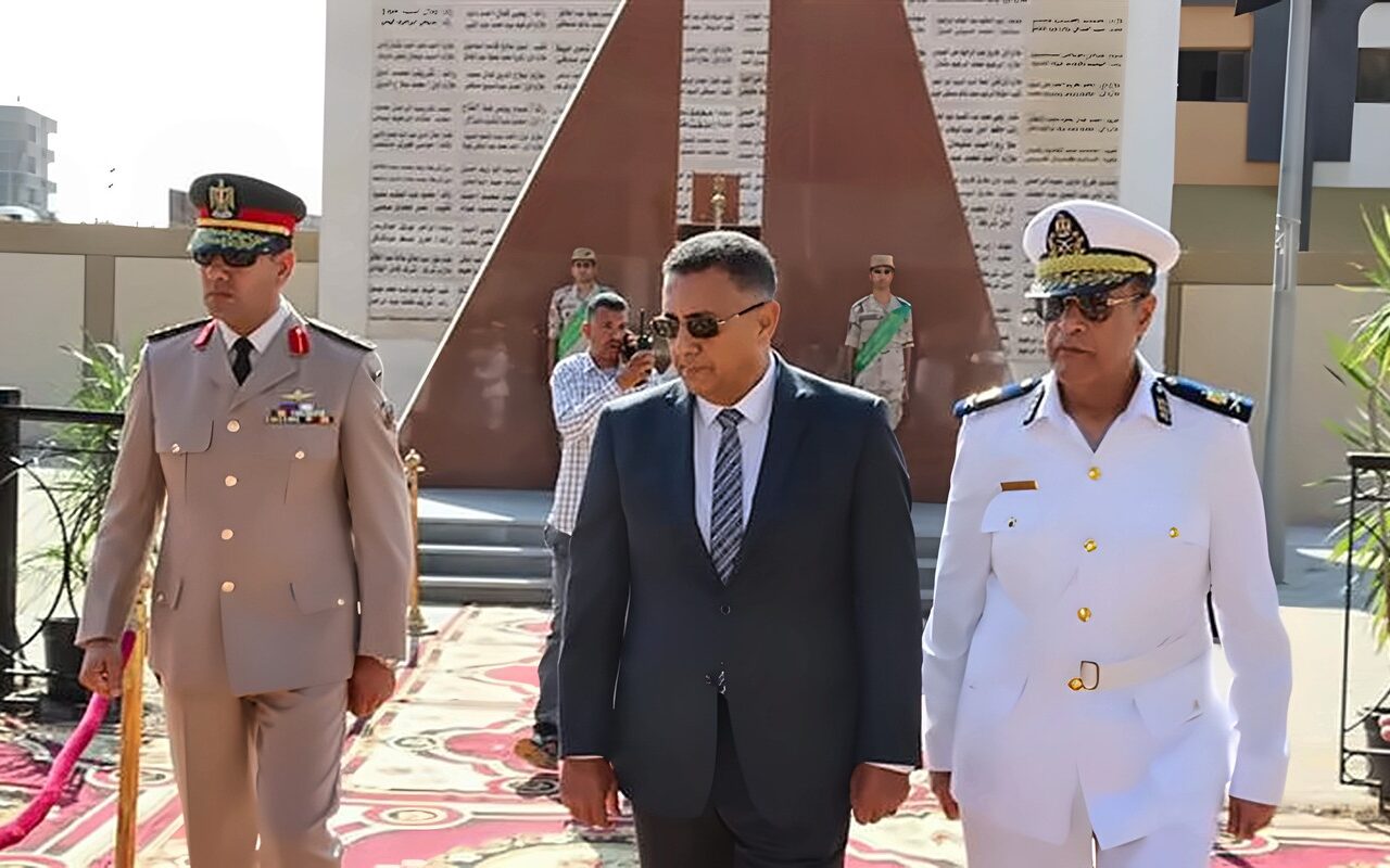 محافظ القليوبية يضع إكليل زهور على النصب التذكاري لشهداء حرب أكتوبر
