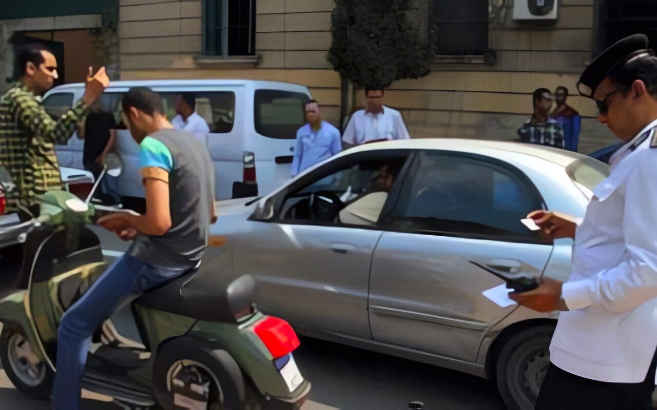 حملات مرورية مكثفة بالقاهرة والجيزة لضبط المخالفات ورفع السيارات المتروكة
