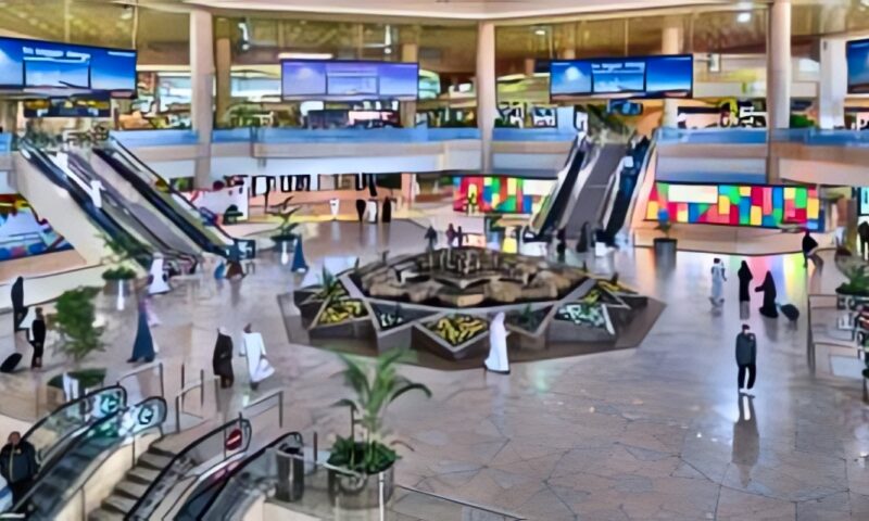 وفاة شخص وإصابة 8 في استهداف مطار الملك فهد الدولي بالدمام