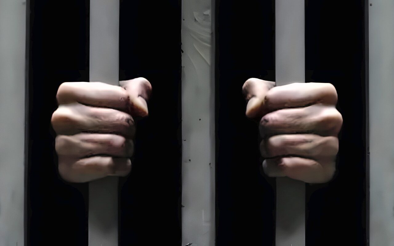 ملابس ممزقة و3 أسلحة بيضاء، تجديد حبس المتهم بقتل شقيقه بمصر القديمة