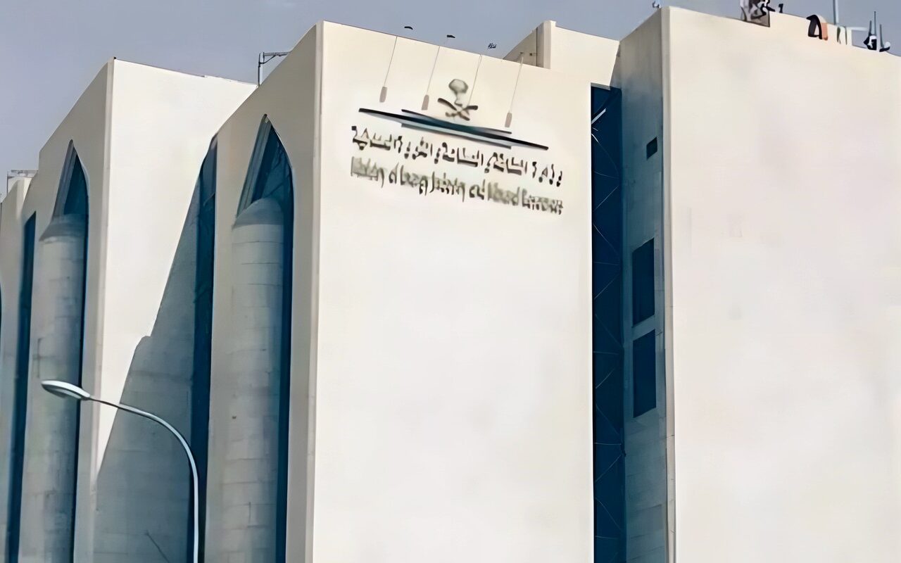 السعودية تعلن وفاة مقيمين وإصابة اثنين إثر سقوط شظايا صاروخ استهدف حقل شيبة