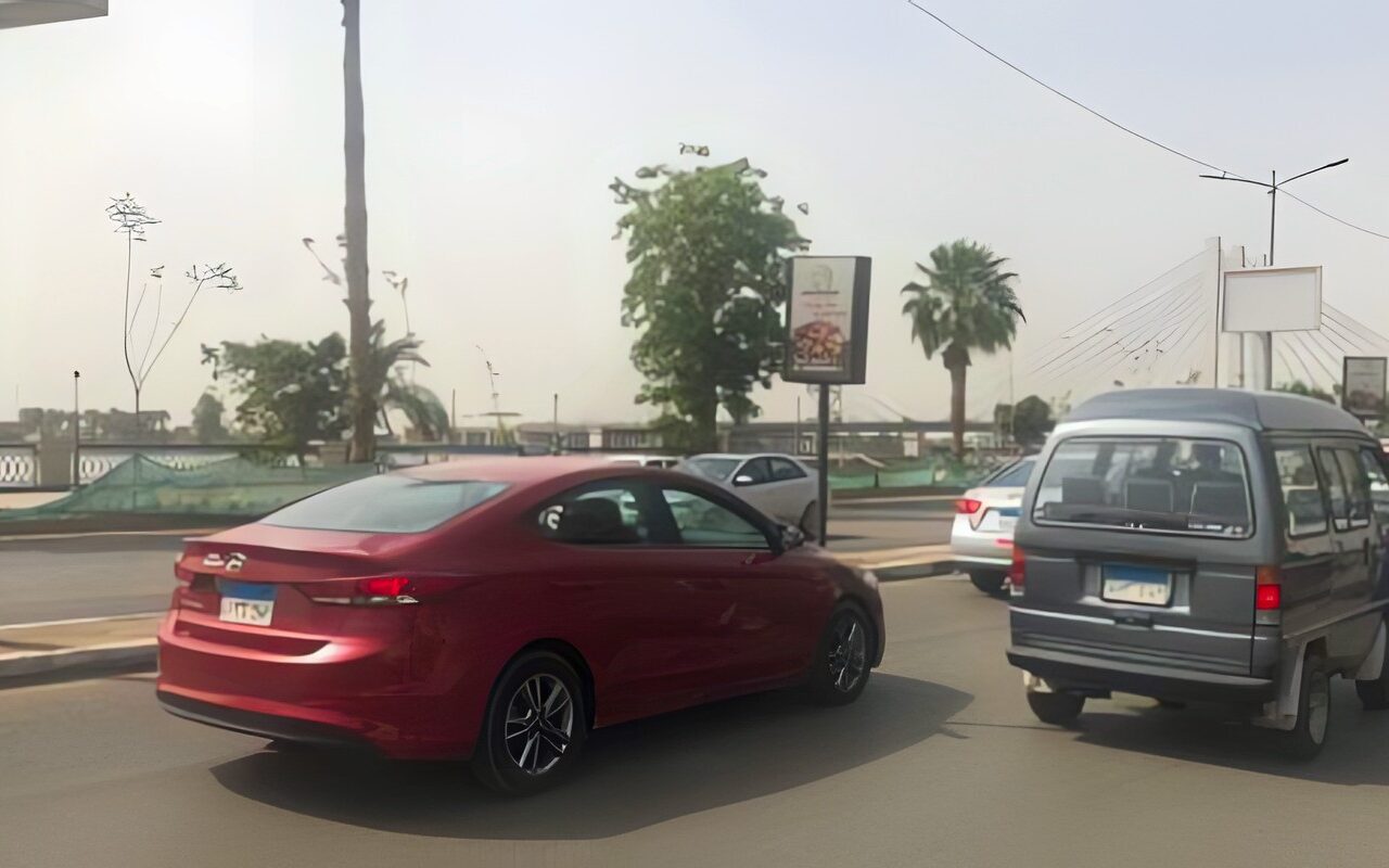 النشرة المرورية.. كثافات مرتفعة للسيارات بمحاور القاهرة والجيزة