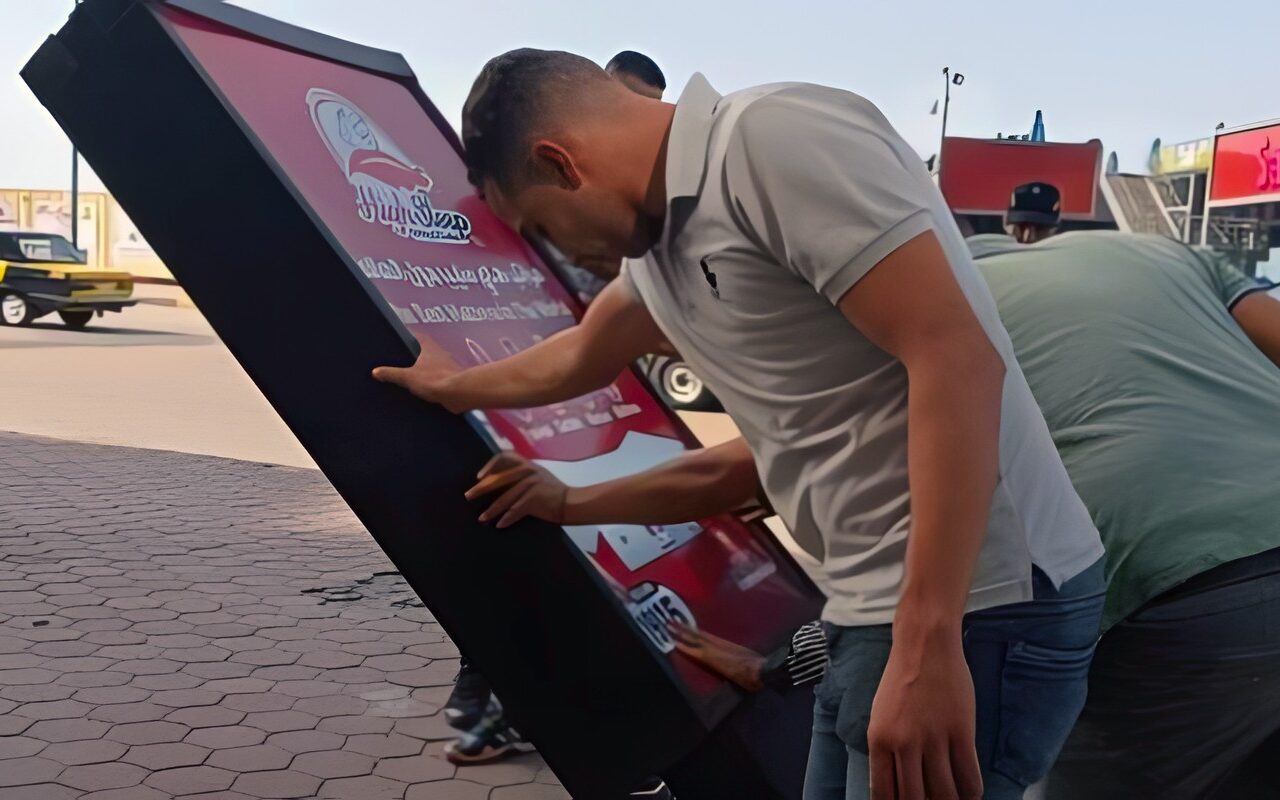 القانون يحدد غرامة وضع إعلانات مخالفة على الطرق العامة.. التفاصيل