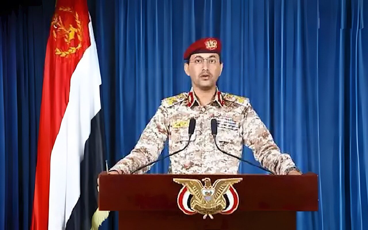الحوثيون يزعمون مقتل ضباط سعوديين بقصف استهدف معسكرا قرب مطار عدن
