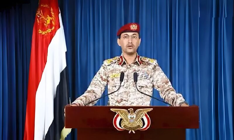 الحوثيون يزعمون مقتل ضباط سعوديين بقصف استهدف معسكر قرب مطار عدن