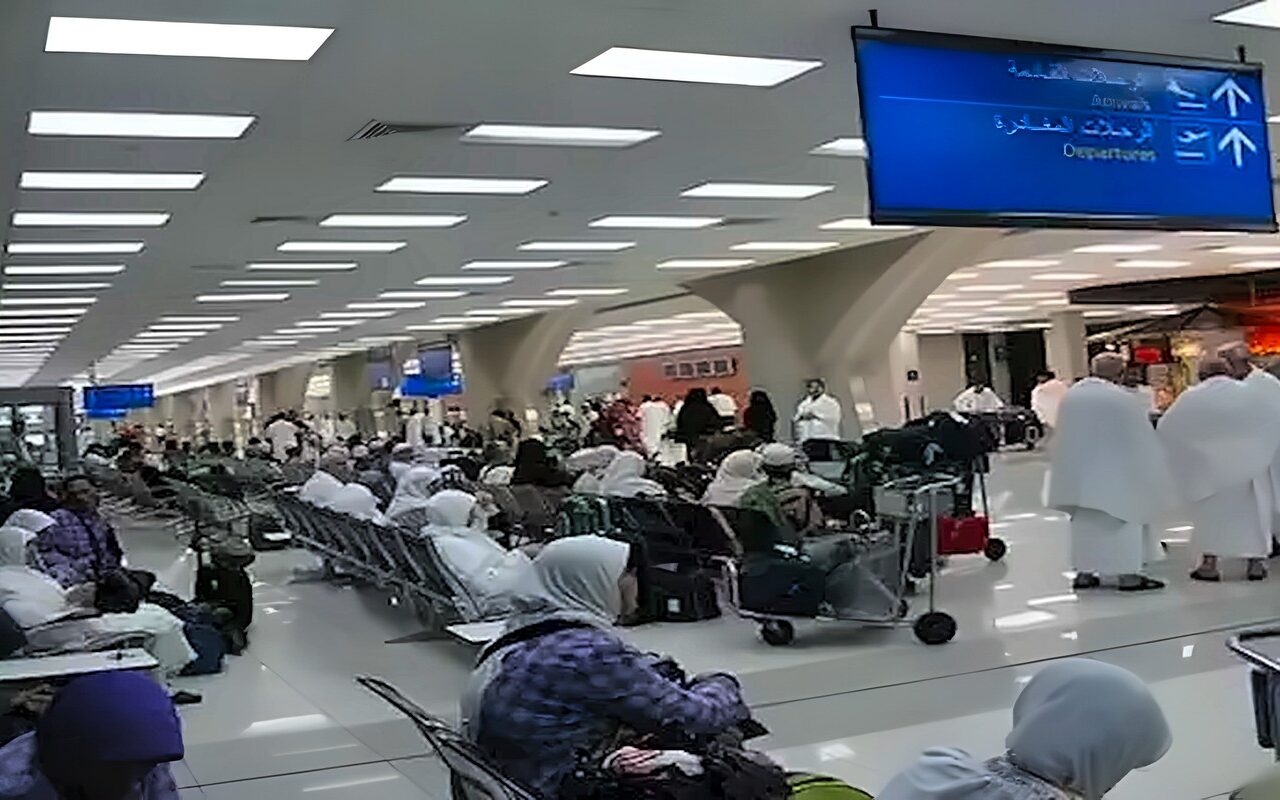 السفارة الأمريكية في السعودية تلزم موظفيها بالحصول على إذن لاستخدام مطاري جدة والدمام