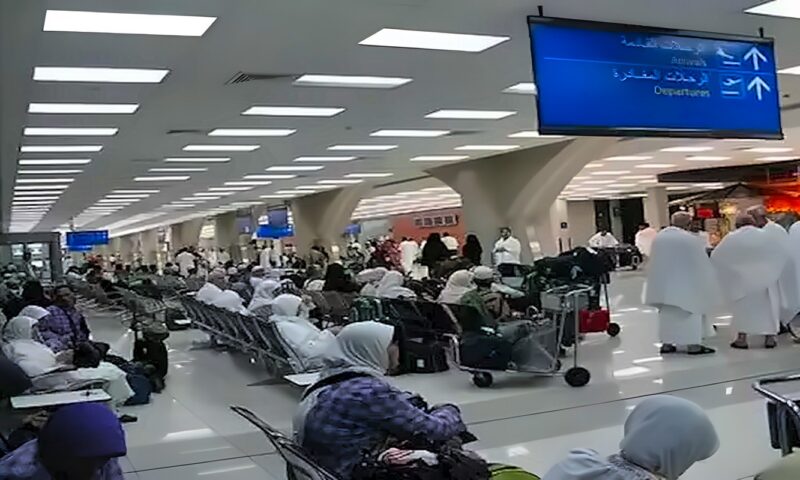 السفارة الأمريكية في السعودية تلزم موظفيها بالحصول على إذن لاستخدام مطاري جدة والدمام