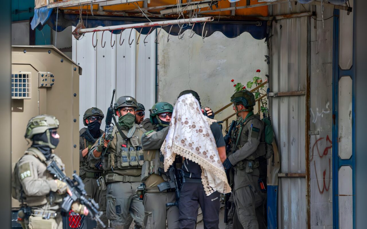 الاحتلال يعتقل 7 فلسطينيين بينهم سيدة وطفلان