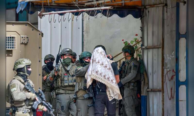 الاحتلال يعتقل 7 فلسطينيين بينهم سيدة وطفلان