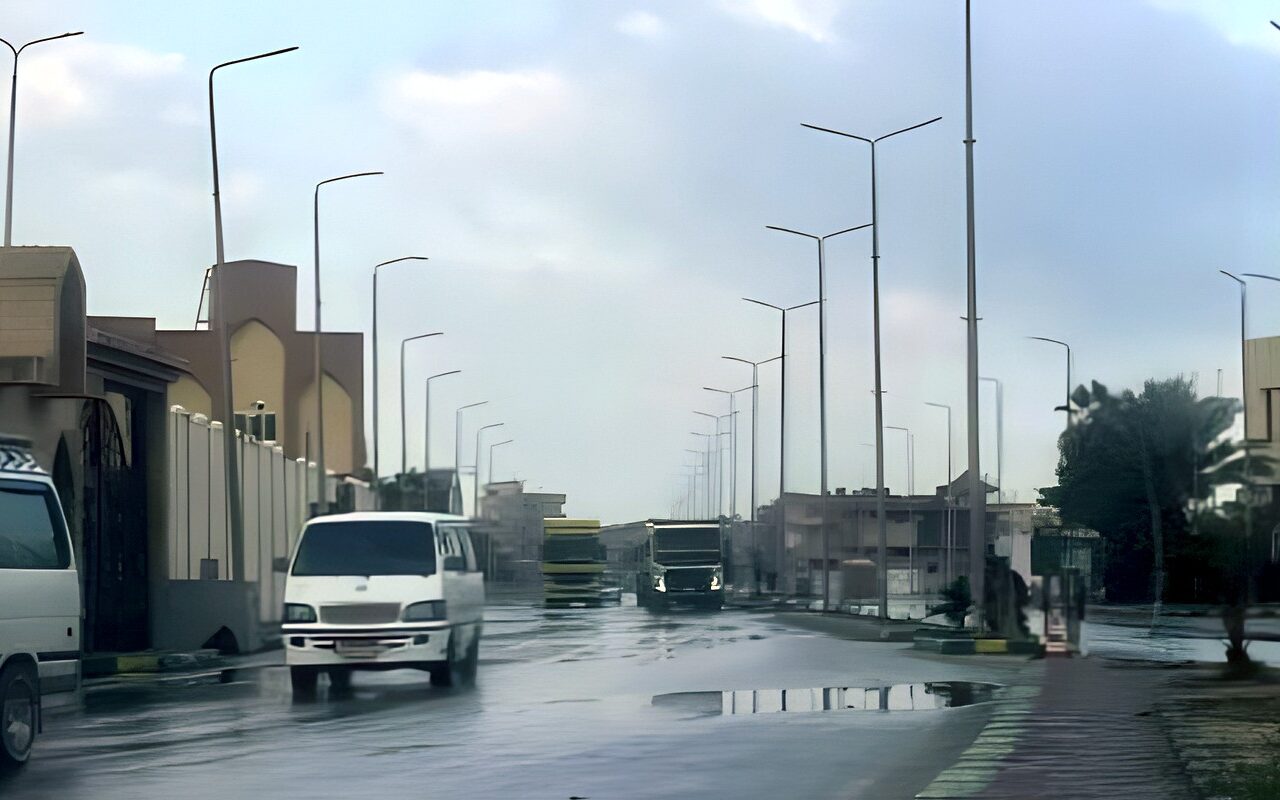 ابتعدوا عن مجرى السيول.. سحب رعدية وأمطار غزيرة وضربات برق ورعد بهذه المناطق