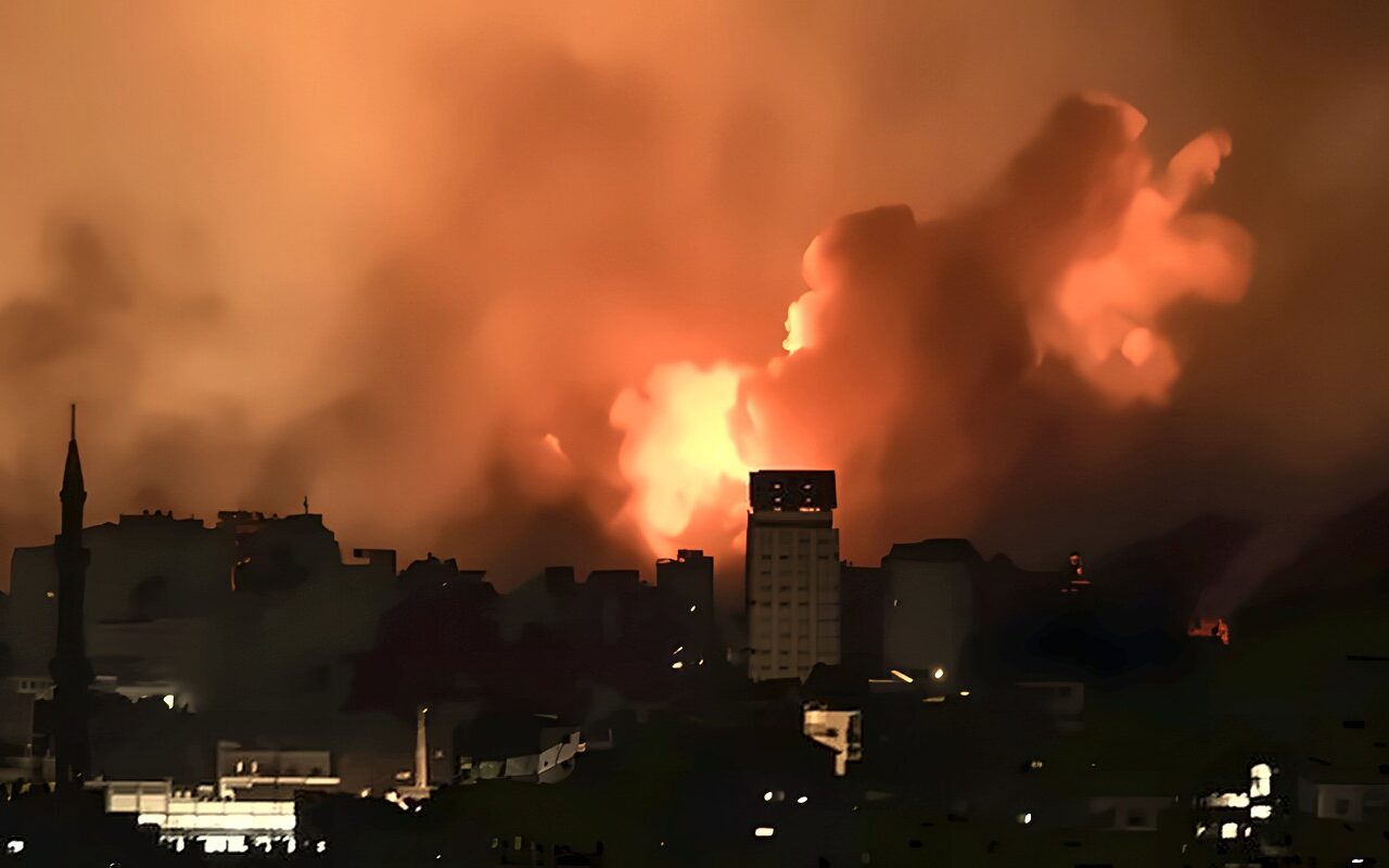 تزامنا مع عمليات نسف.. جيش الاحتلال يستهدف حي الشيخ رضوان بمدينة غزة