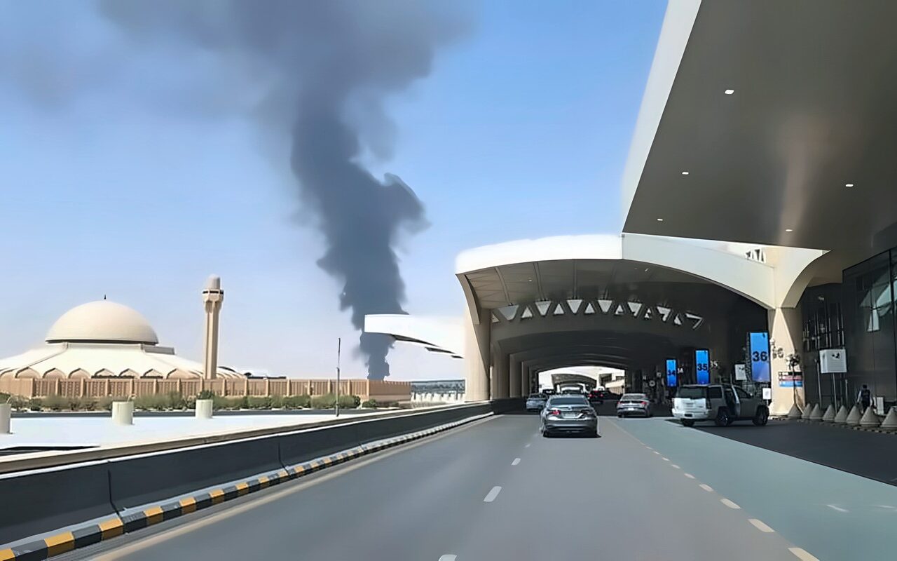 السعودية: مقتل 12 شخصا وإصابة 300 آخرين في أعنف هجوم على مطار الملك خالد الدولي بالرياض