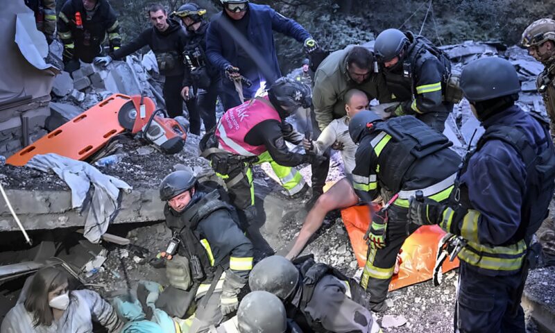 أوكرانيا: 11 قتيلا على الأقل بينهم ثلاثة أطفال في ضربات روسية على زابوريجيا