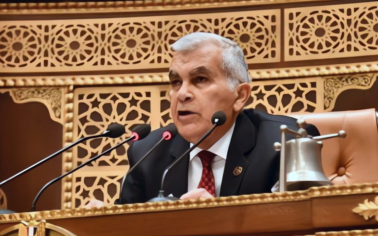 لا خروج عن الموضوع ولا قراءة من الورق.. رئيس الشيوخ يضبط إيقاع المناقشات تحت القبة