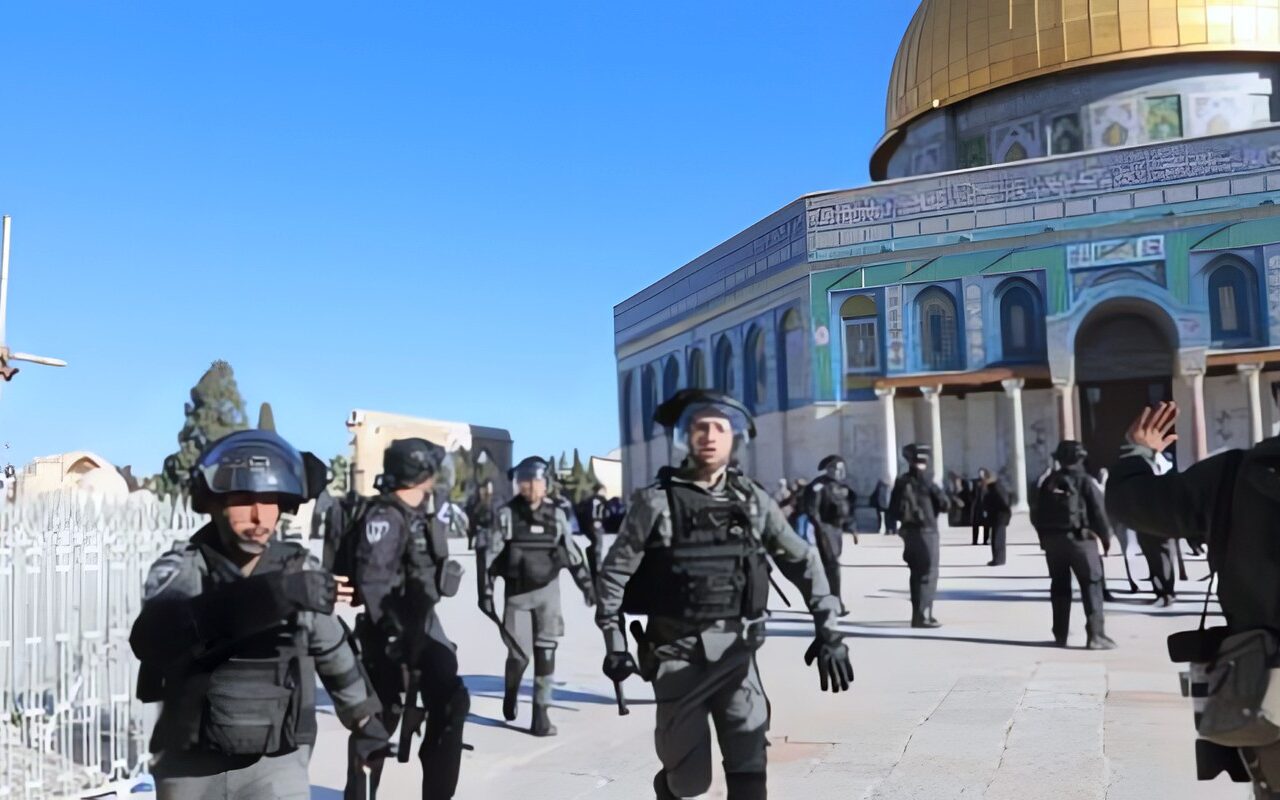 مستعمرون إسرائيليون يقتحمون ساحات المسجد الأقصى المبارك