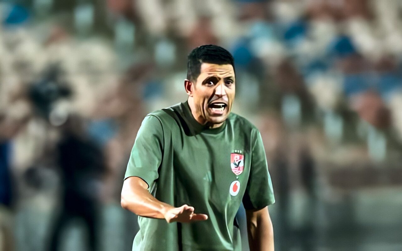 اجتماع عاصف بين عموتة ولاعبى الأهلى بعد التعادل مع القناة فى الدورى