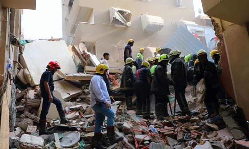صور حادث انهيار عقار حدائق القبة