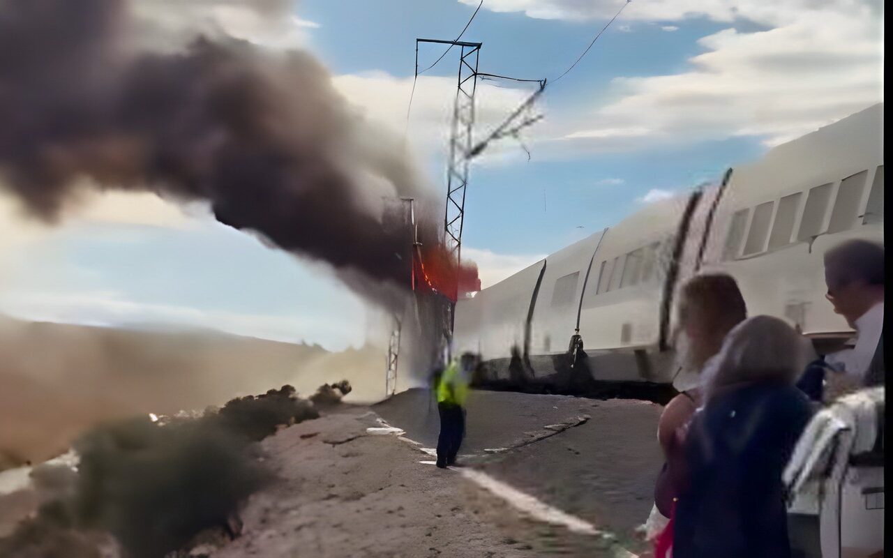 حريق قطار في إسبانيا يفتح فاتورة خسائر فادحة.. تأثر 13 ألف مسافر