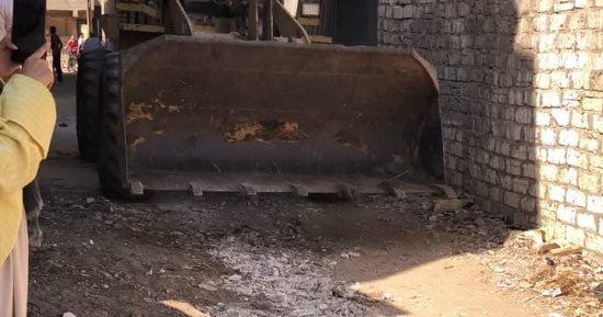 إخلاء الطريق وتوسعة الشارع أمام موقع اكتشاف تمثالين ملكيين بالغربية