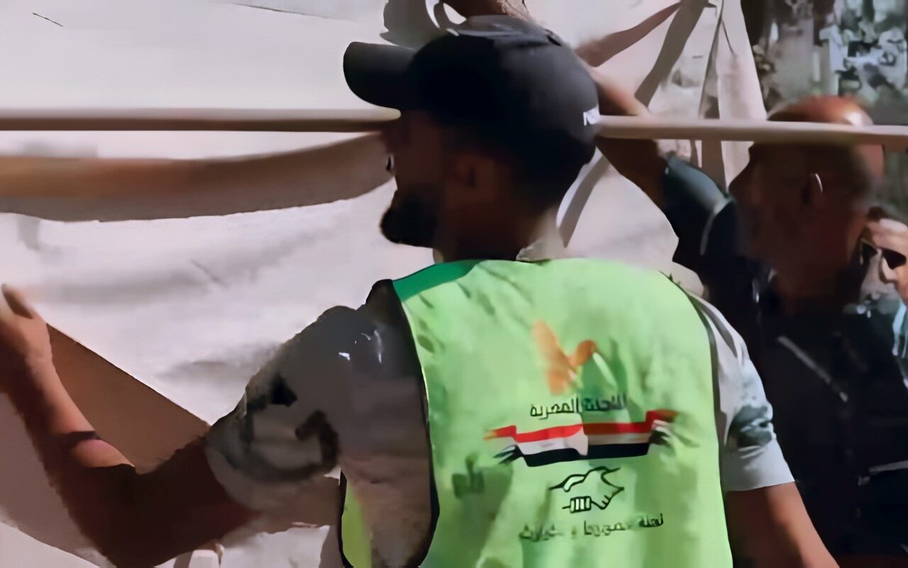 اللجنة المصرية توزع الخبز على الفلسطينيين بالتعاون مع المطبخ المركزي العالمي