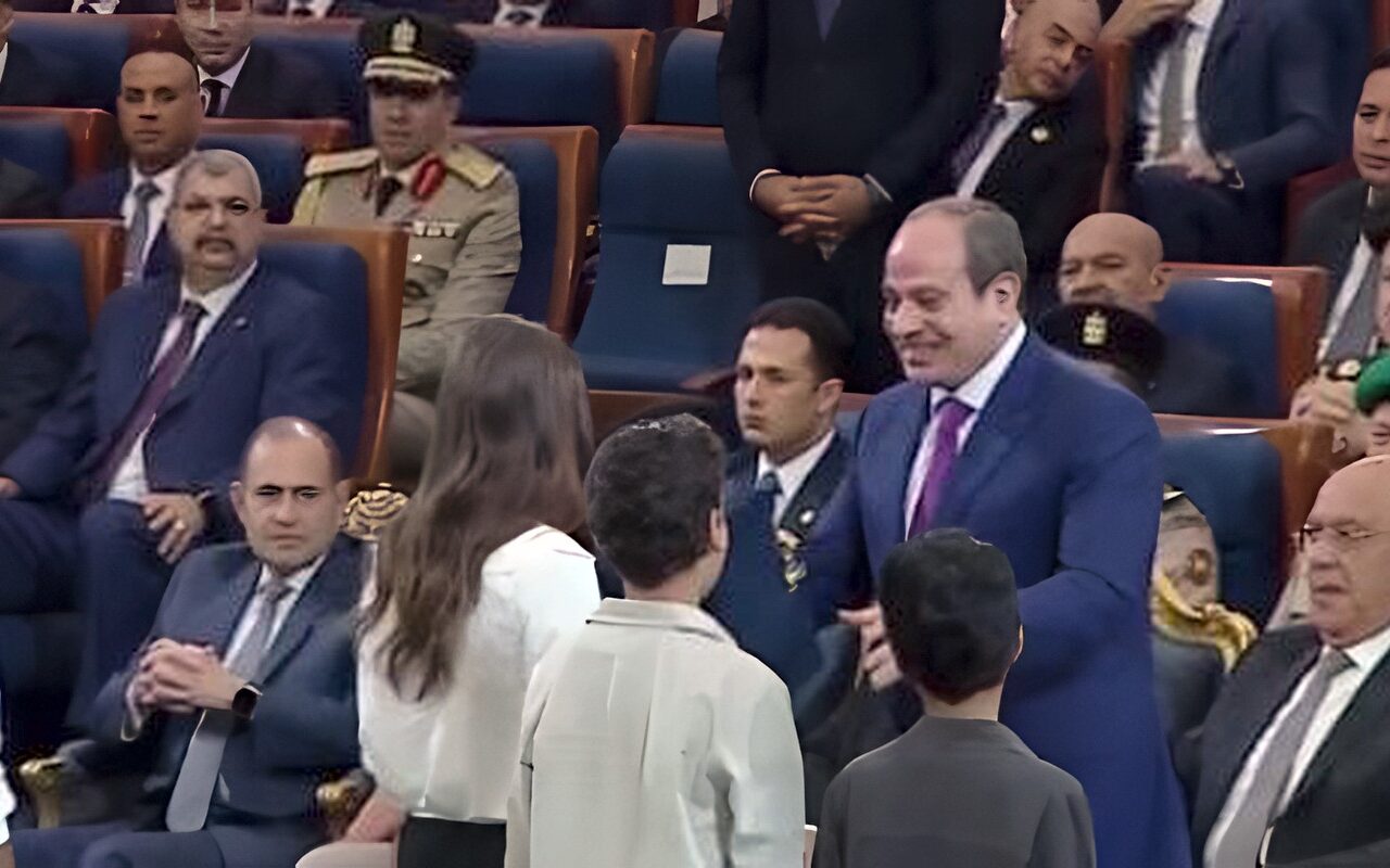 درع «تراب الوطن» هدية من براعم مصرية للرئيس السيسي خلال الندوة التثقيفية