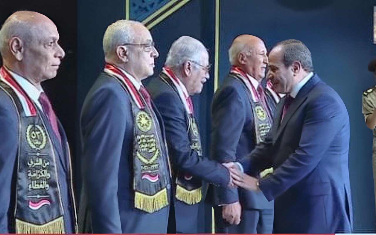 الرئيس السيسي يكرم عددا من أبطال حرب أكتوبر خلال الندوة التثقيفية