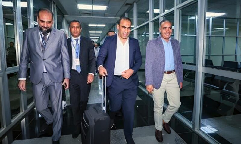 سفير مصر فى أوغندا يستقبل بعثة الأهلى فى مطار  عنتيبى