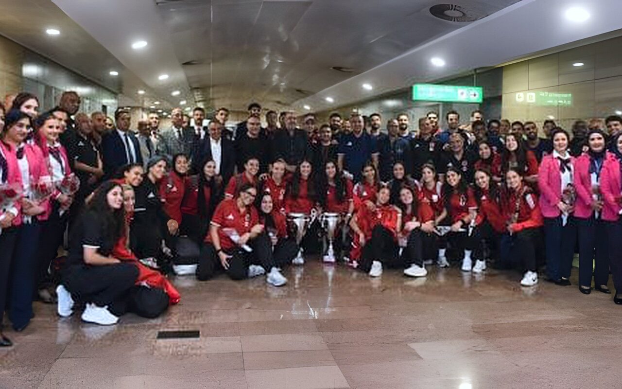 مجلس الأهلي يستقبل بعثة كرة اليد بمطار القاهرة بعد التتويج ببطولة أفريقيا