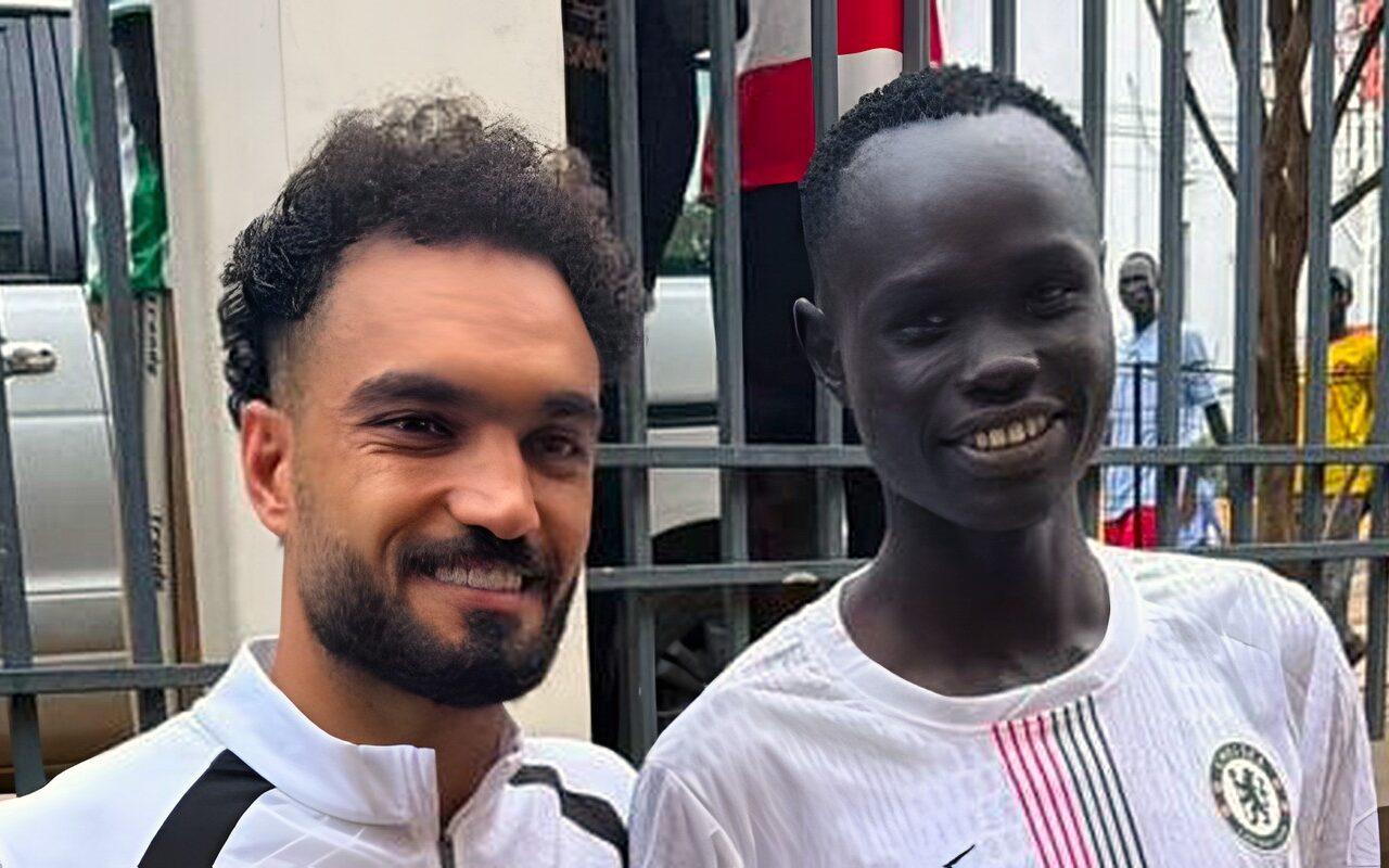 هدية خاصة من مشجع جنوب سوداني لمصطفى زيكو بعد مواجهة المريخ بنتيو.. صور