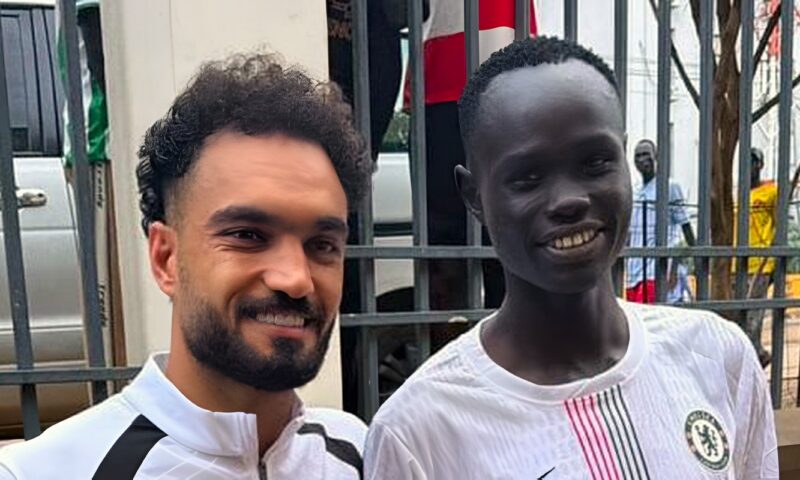 هدية خاصة من مشجع جنوب سوداني لمصطفى زيكو بعد مواجهة المريخ بنتيو.. صور