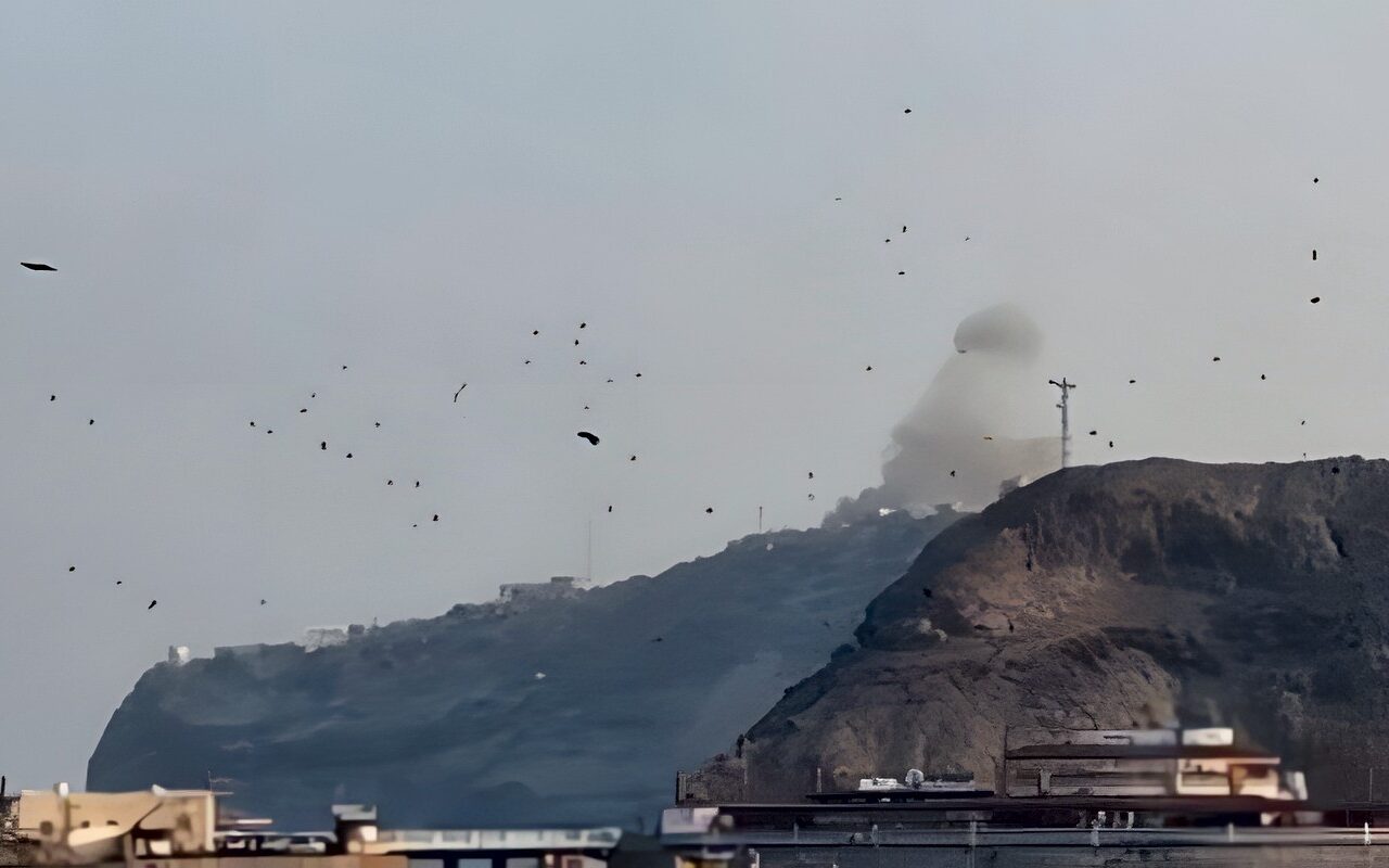 صاروخان لميليشيا الحوثى يستهدفان قصر المعاشيق الرئاسى والمطار فى عدن اليمنية