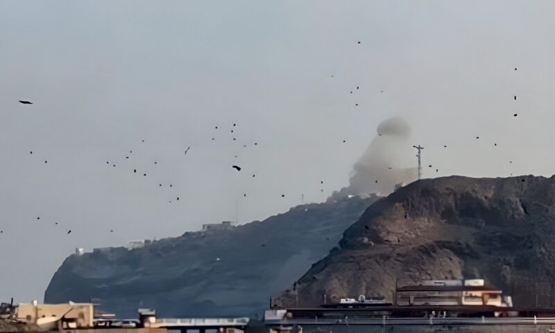 صاروخان لميليشيا الحوثى يستهدفان قصر المعاشيق الرئاسى والمطار فى عدن اليمنية