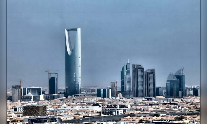 الحوثيون: استهداف وزارة الدفاع السعودية ومطار أبها بصاروخ باليستي ومسيرة